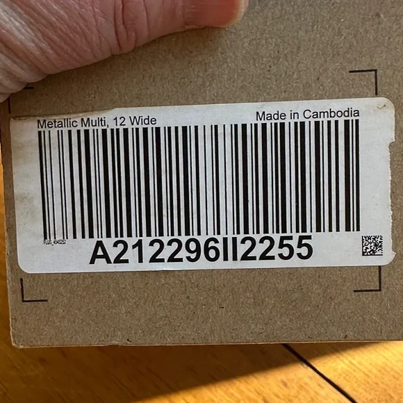 Clarks Women's Gold Sandals 12W - Picture 2 of 6